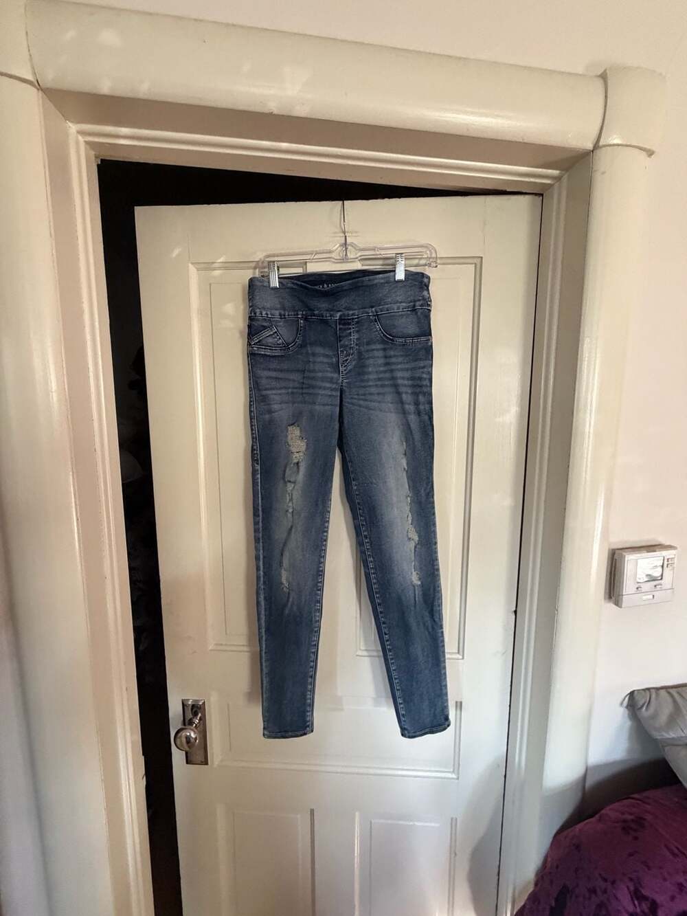 Rock & Republic Fever Pull On Slimming Denim Distressed Jeans Size 6M